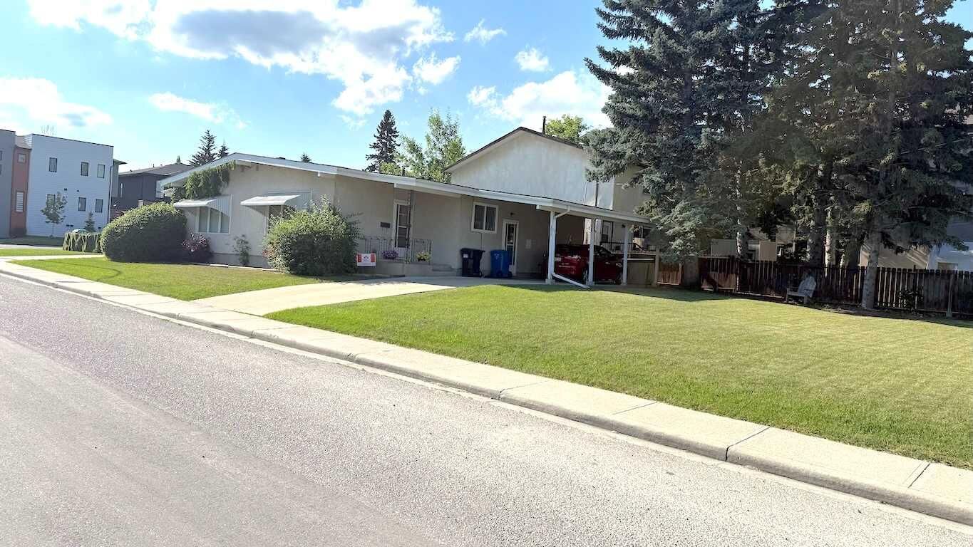 Property Photo: 3014, 3016 25 Avenue SW AB T2E 0K4