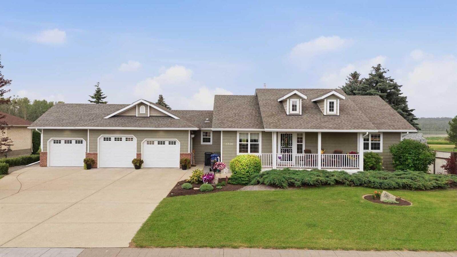 Property Photo:  6026 47 Street  AB T4G 1L3 