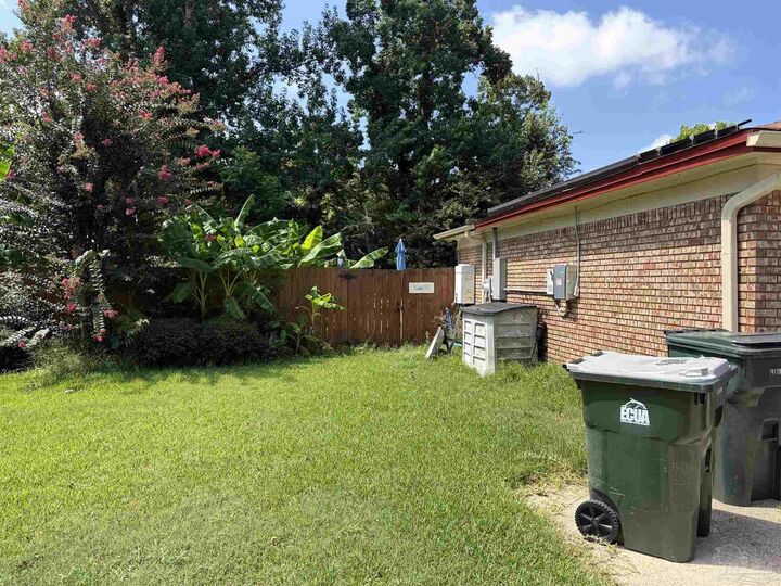 Property Photo:  7942 Dartmoor Cir  FL 32514 