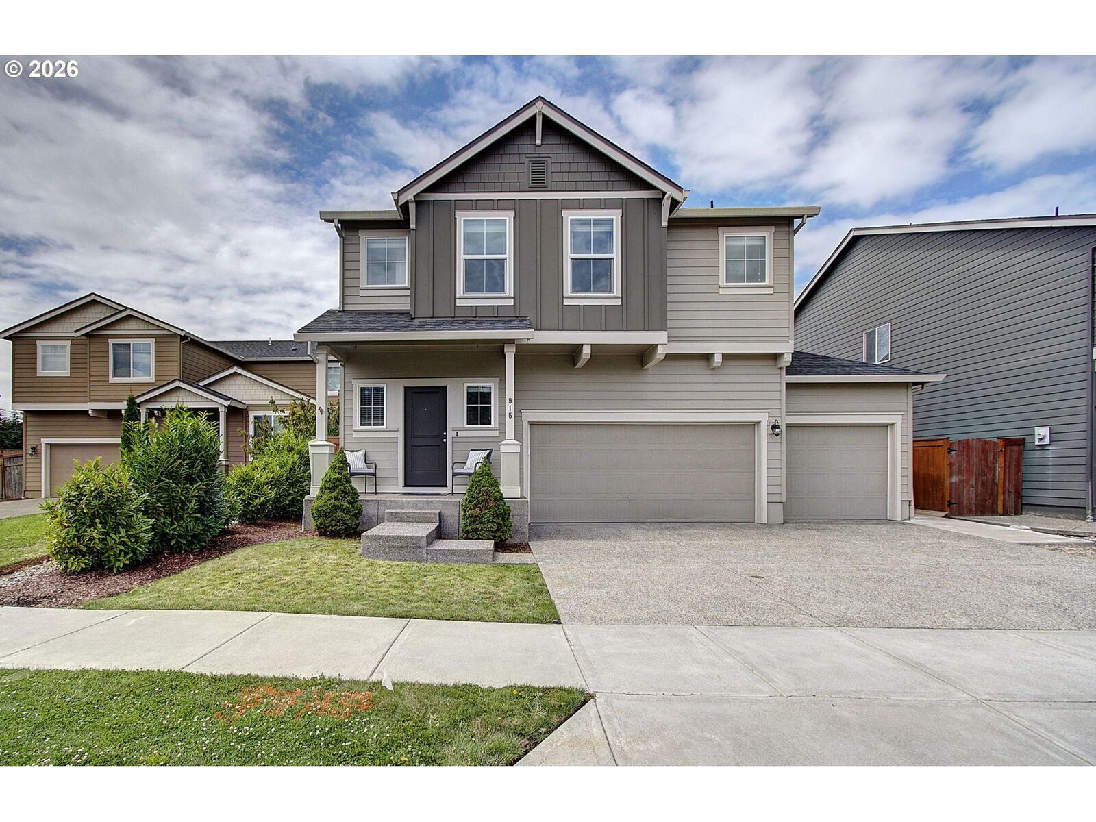 Property Photo: 915 N Gibert Ct WA 98642