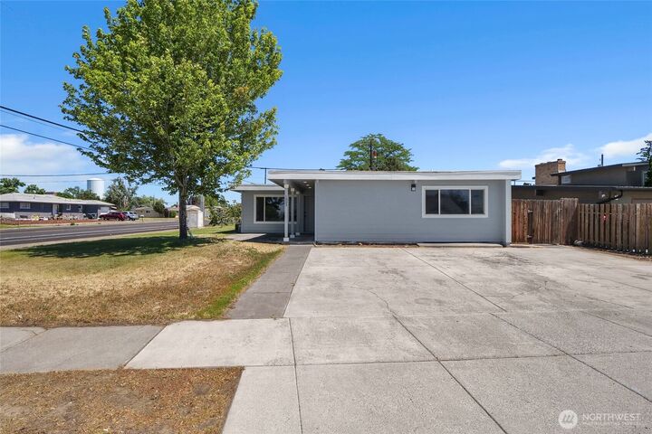 Property Photo:  1003 S Evergreen Drive  WA 98837 