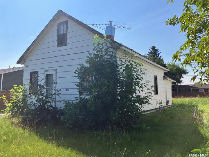 Property Photo: 710 9th Avenue W SK S0E 1E0