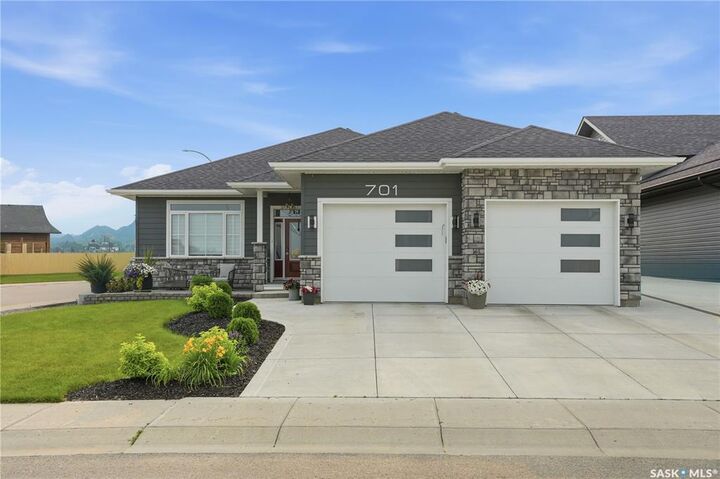 701 Casper Crescent — photo 1