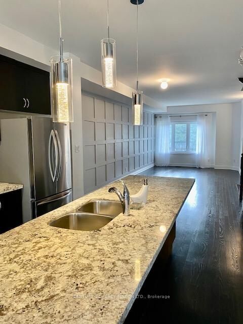Photo de la propriété: 47 Dryden Way ON M9R 0B2