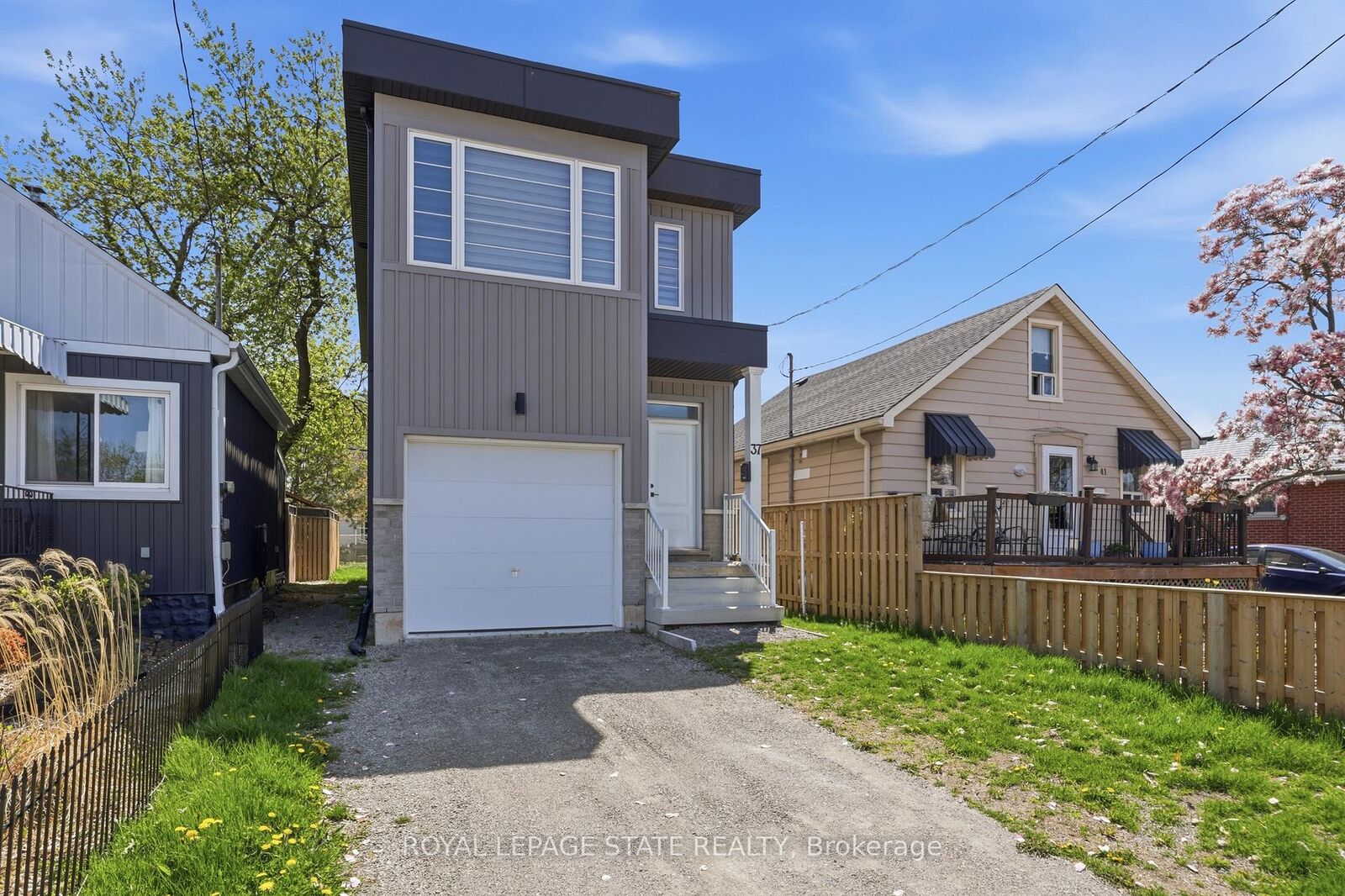 Property Photo:  37 Delena Avenue S  ON L9H 1B7 