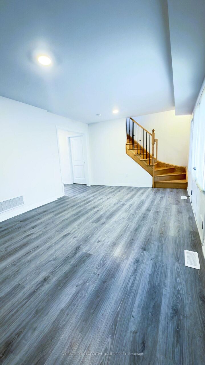 42 Ambereen Place E — photo 1