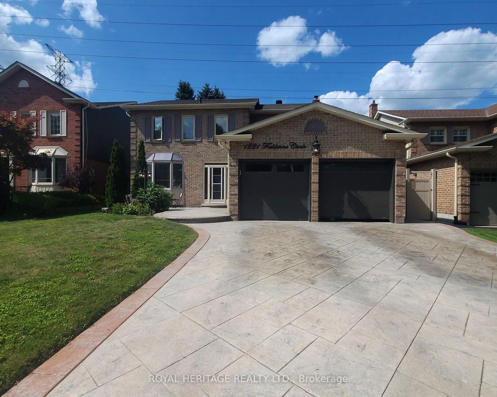 Property Photo:  1221 Fieldstone Circle  ON L1X 1B9 
