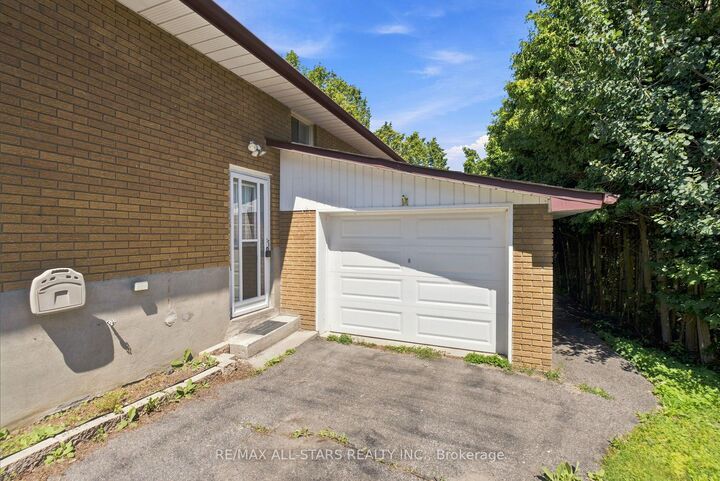 Property Photo:  85 Reach Street  ON L9P 1K4 