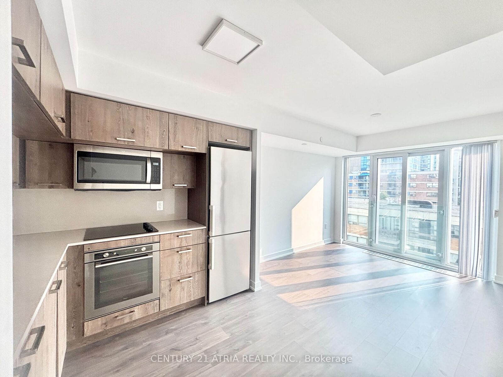 Property Photo:  50 McCaul St Street 811  ON M5T 1V9 