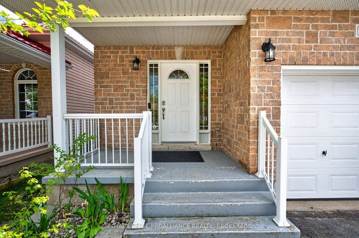 Property Photo:  435 Maureen Street  ON K7K 7M2 