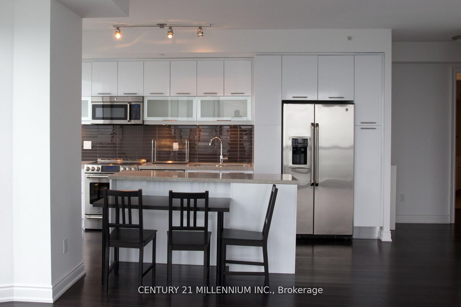 Property Photo:  388 Yonge Street 7002  ON M5B 0A4 