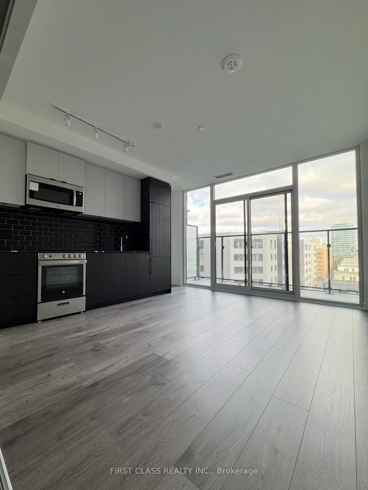 Property Photo: 285 Dufferin Street 504 ON M6K 1Z7