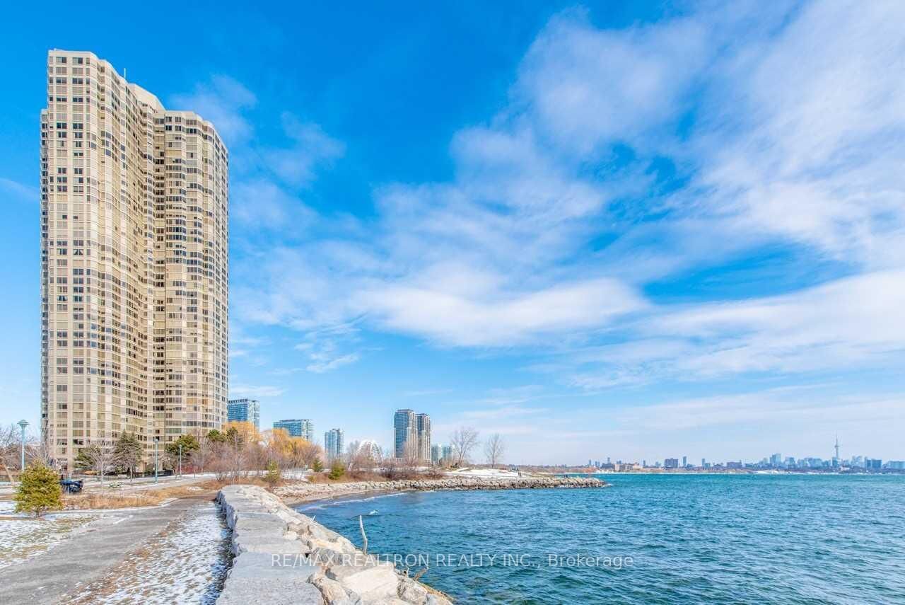 Property Photo:  1 Palace Pier Court 3511  ON M8V 3W9 