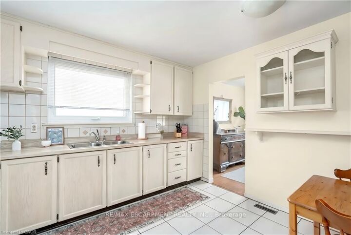 Property Photo: 652 Ardleigh Crescent ON L7L 4K8