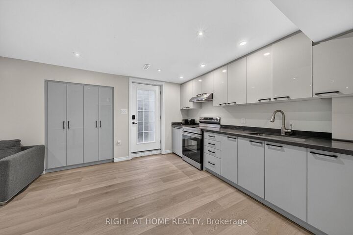 Property Photo:  2083-2085 Golden Briar Trail  ON L6H 4N5 