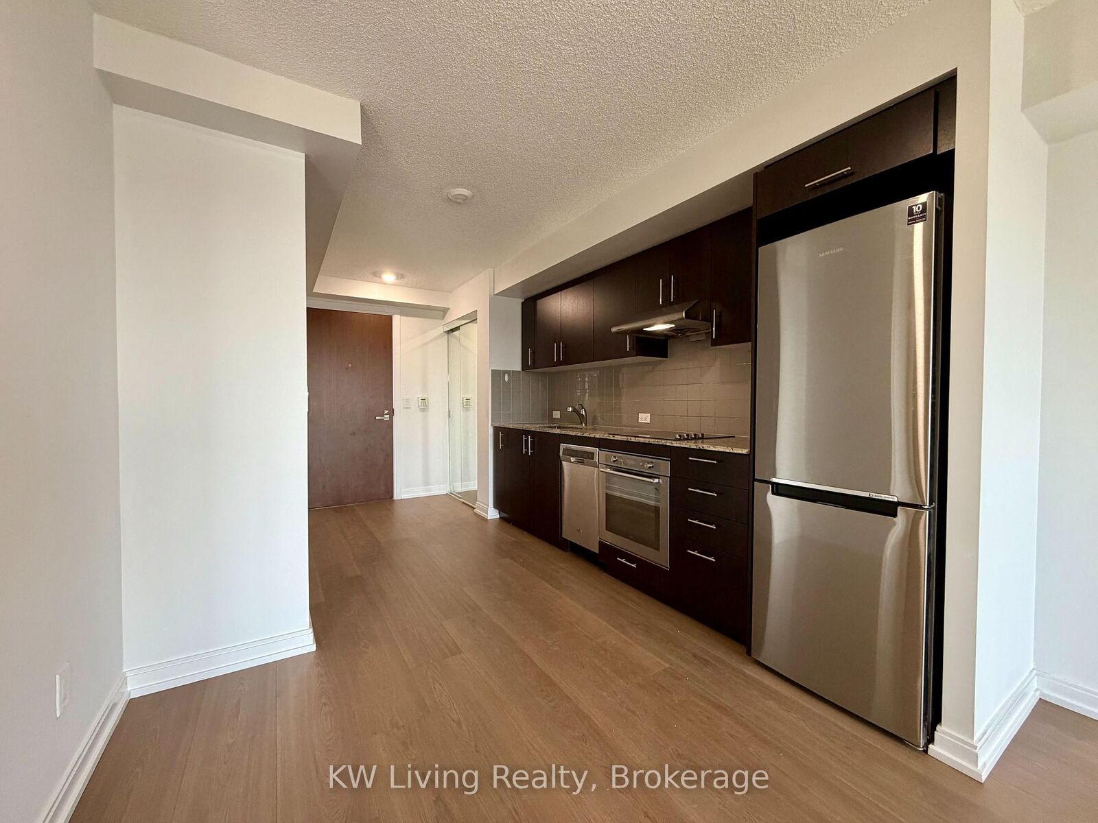 Property Photo: 255 Village Green Square 1707 ON M1S 0L3