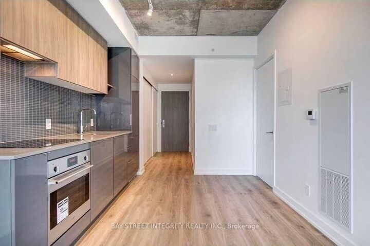 Property Photo: 161 Roehampton Avenue 1609 ON M4P 0C8