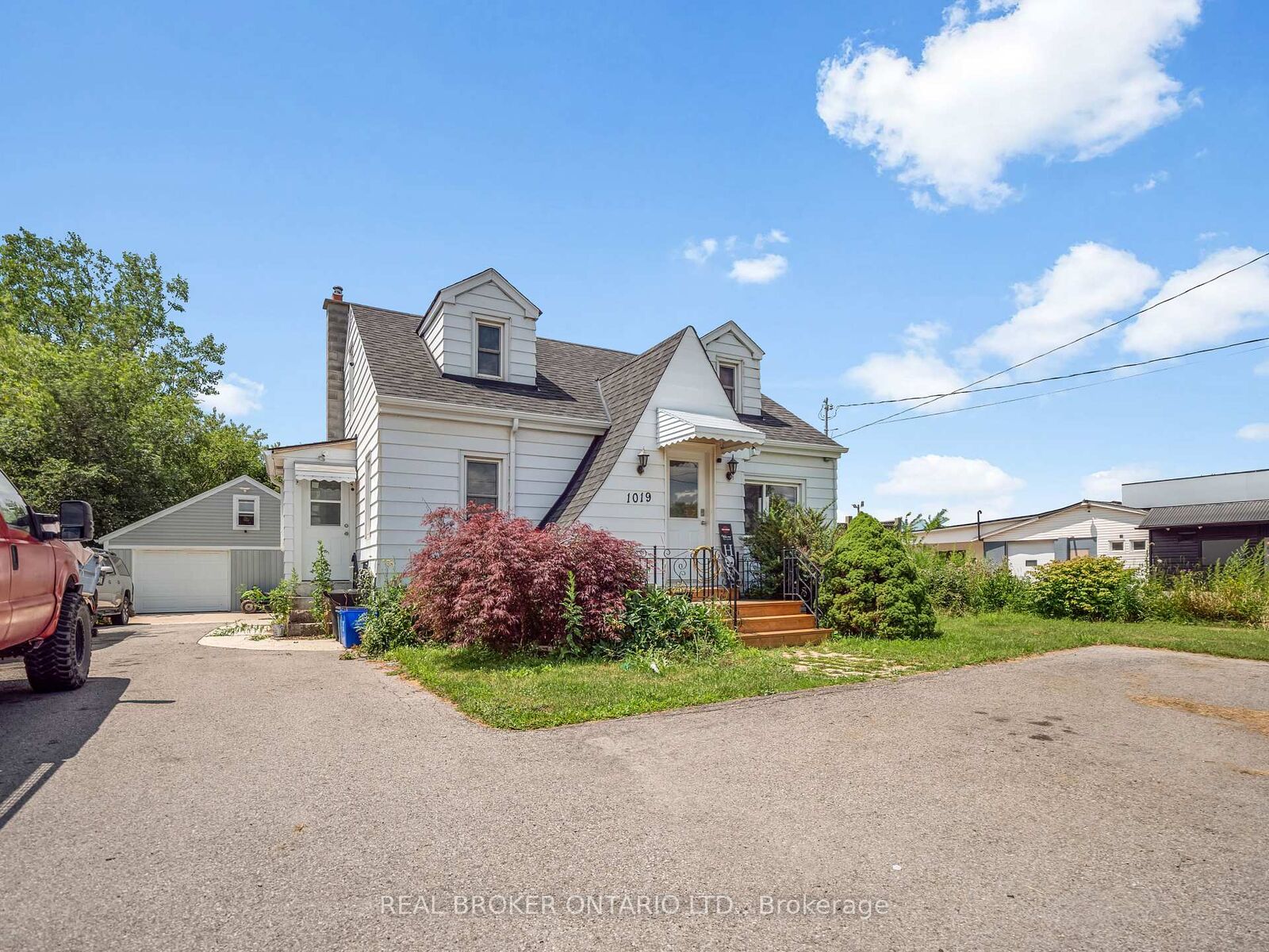 Property Photo:  1019 Niagara Street  ON L3C 1M5 