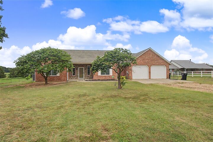 Property Photo: 31359 S 200 Road OK 74437