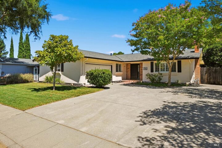 Property Photo: 707 Granada Lane CA 95688