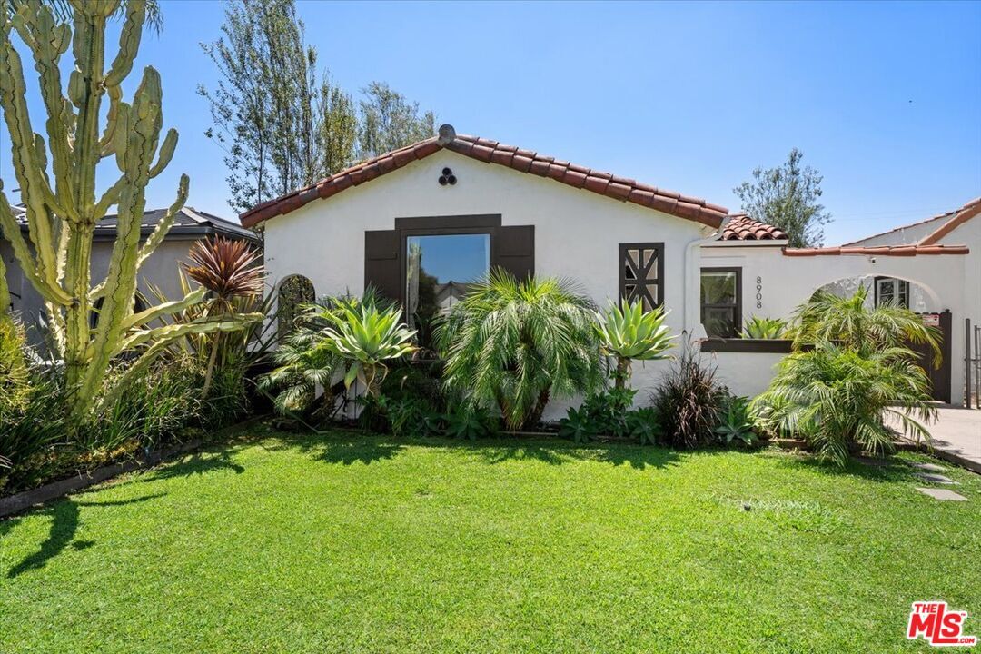Property Photo:  8908 Gibson St  CA 90034 