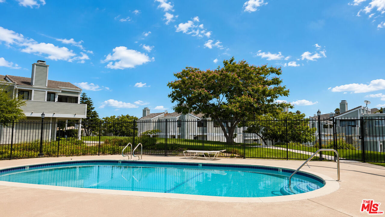 Property Photo: 27066 Hidaway Ave, Unit 4 CA 91351