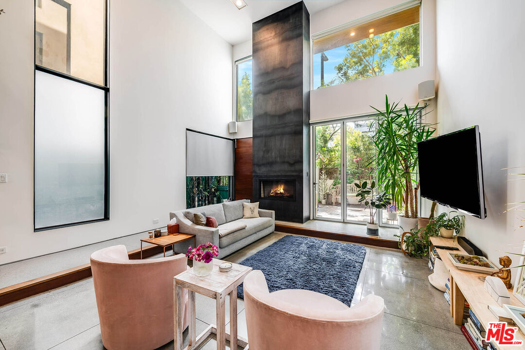 Property Photo:  417 Venice Way  CA 90291 