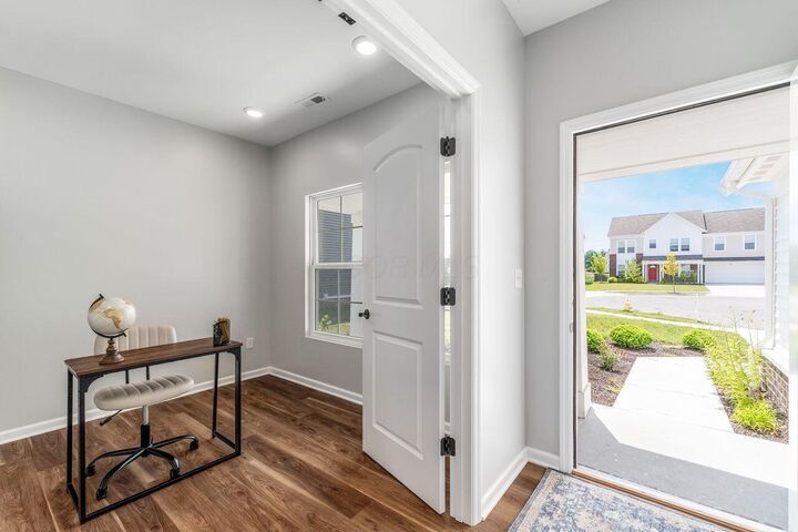 Property Photo:  1004 Beehive Grove  OH 43123 