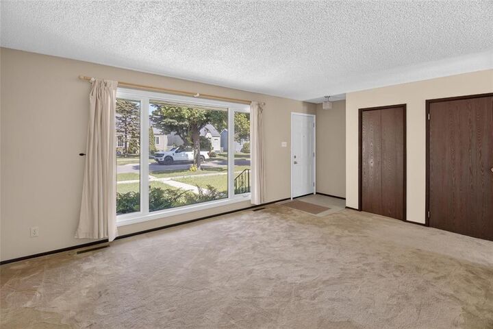 Property Photo:  262 Helmsdale Avenue  MB R2K 0V9 