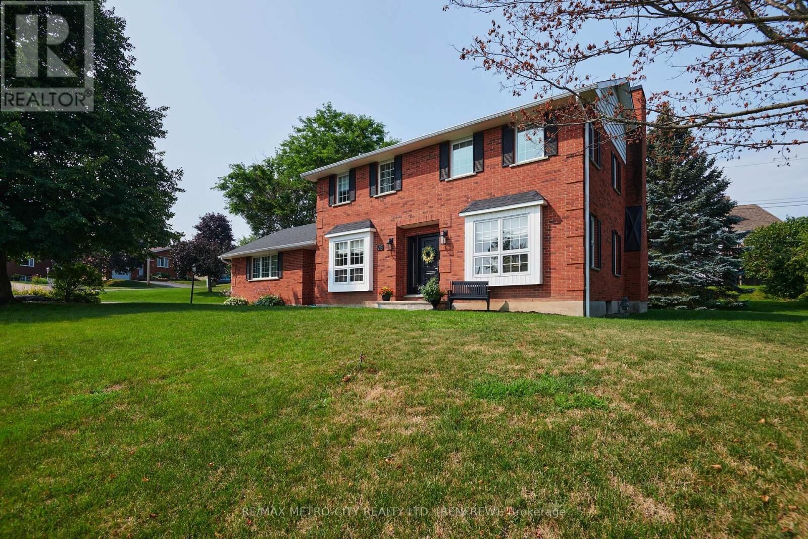 Property Photo: 98 Erindale Avenue ON K7V 4H7