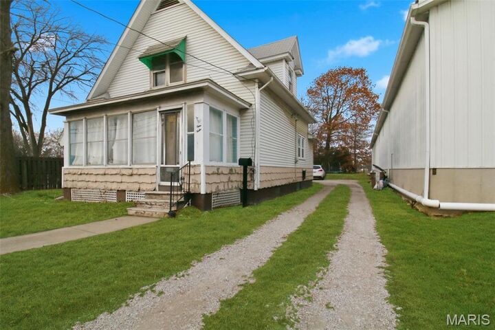 Property Photo:  712 W Main Street  IL 62626 