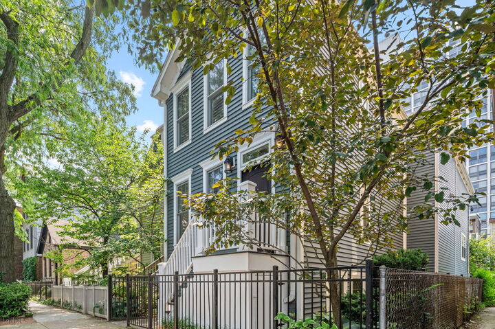 Property Photo: 313 W Concord Place IL 60614