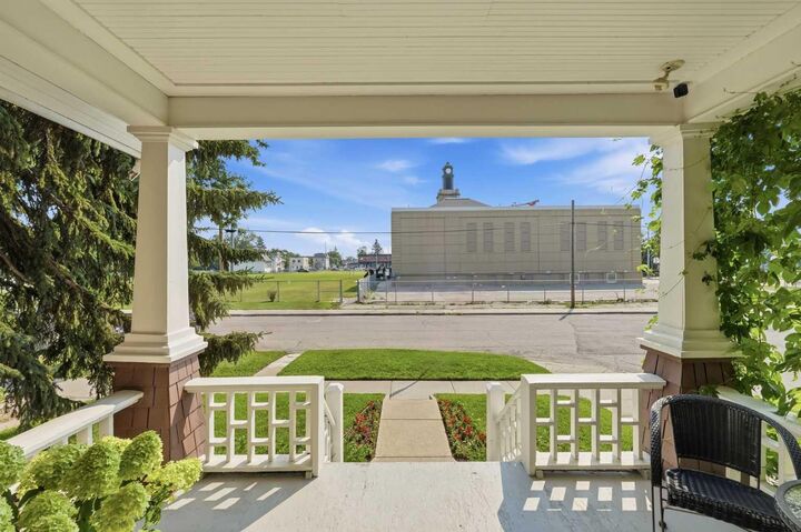 Property Photo:  1801 2 Street NW  AB T2M 2W5 