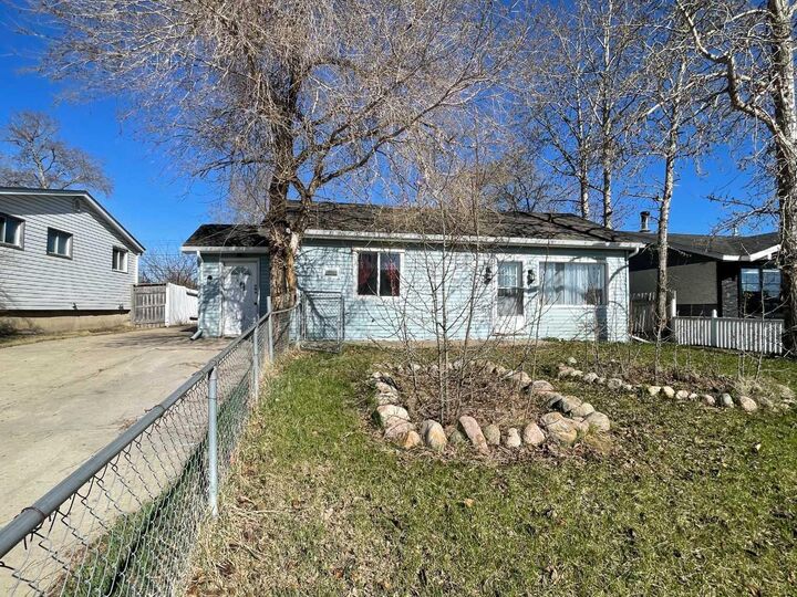 Property Photo:  10104 99 Street  AB T0H 1Z0 