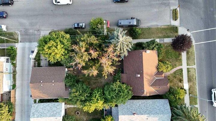 Property Photo:  1402 4 Street NW  AB T2M 2Y9 