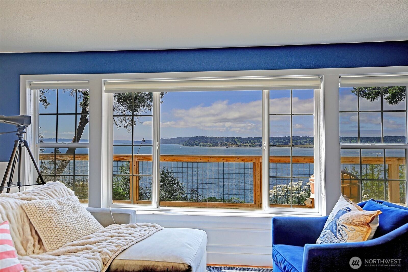 Property Photo:  2076  Gull Way  WA 98282 