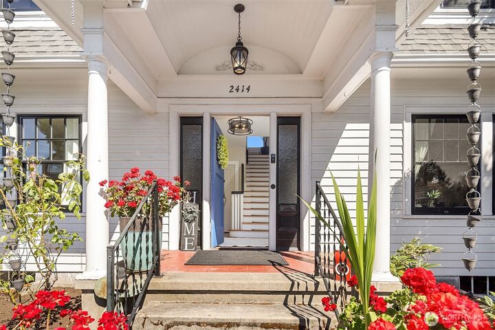Property Photo: 2414 Belvidere Avenue SW WA 98126