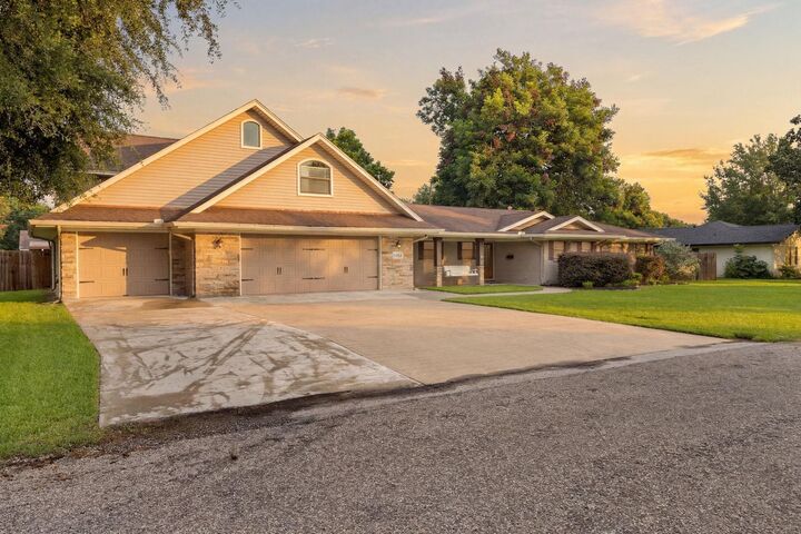 Property Photo: 1308 Boyd Ave TX 77651