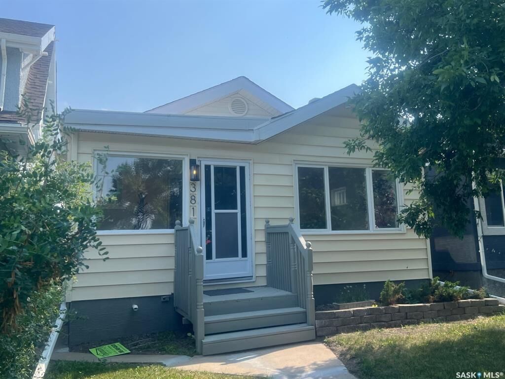 Property Photo:  3811 Victoria Avenue  SK S4T 1M6 