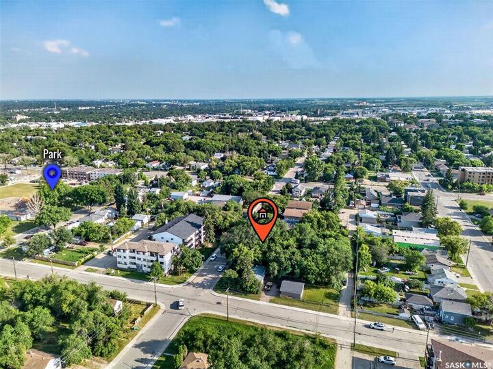 Property Photo:  209 V Avenue S  SK S7M 3E2 