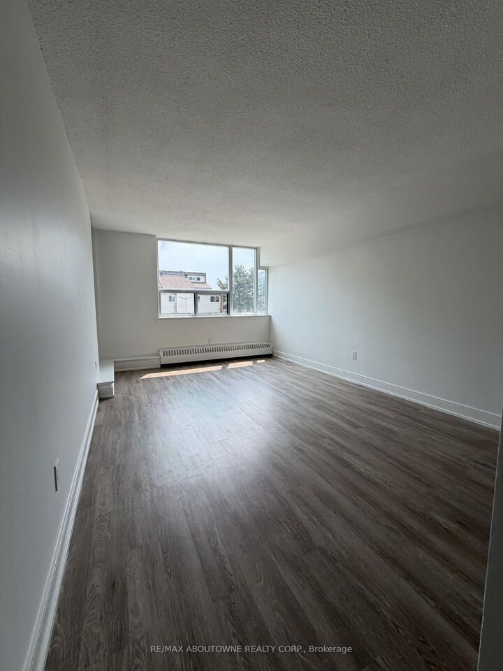 Property Photo:  147 Wellington Street W 202  ON L4G 2N9 