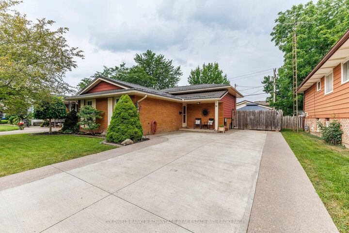 Property Photo: 74 Pinehurst Drive ON L3C 3J1