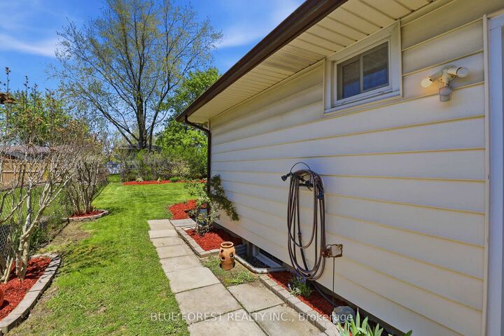 Property Photo:  93 Nicholas Crescent  ON N6E 2E8 