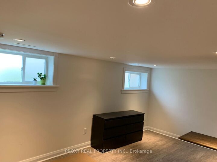 Property Photo:  39 Winston Park Boulevard Bachelor  ON M3K 1C1 