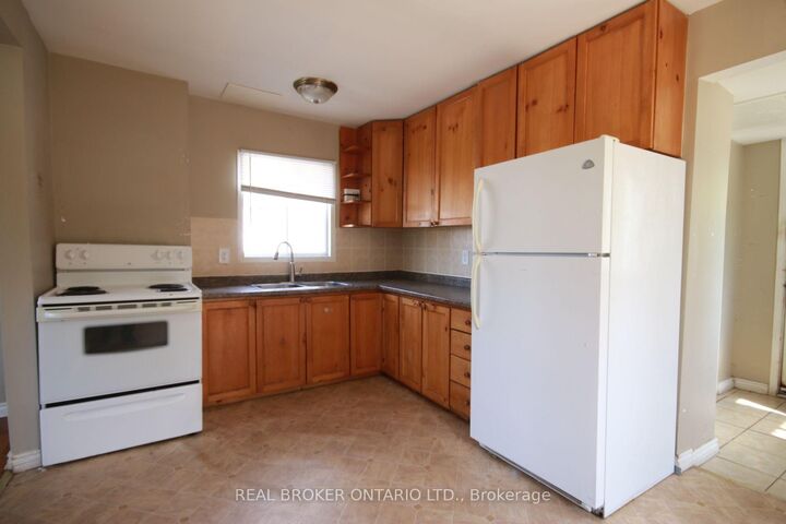 Property Photo:  236 Mountain Street  ON P3B 2T7 