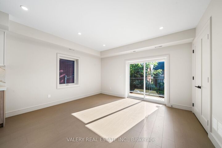 Photo de la propriété:  131 Dovercourt Road 2nd Floor  ON M6J 3C5 