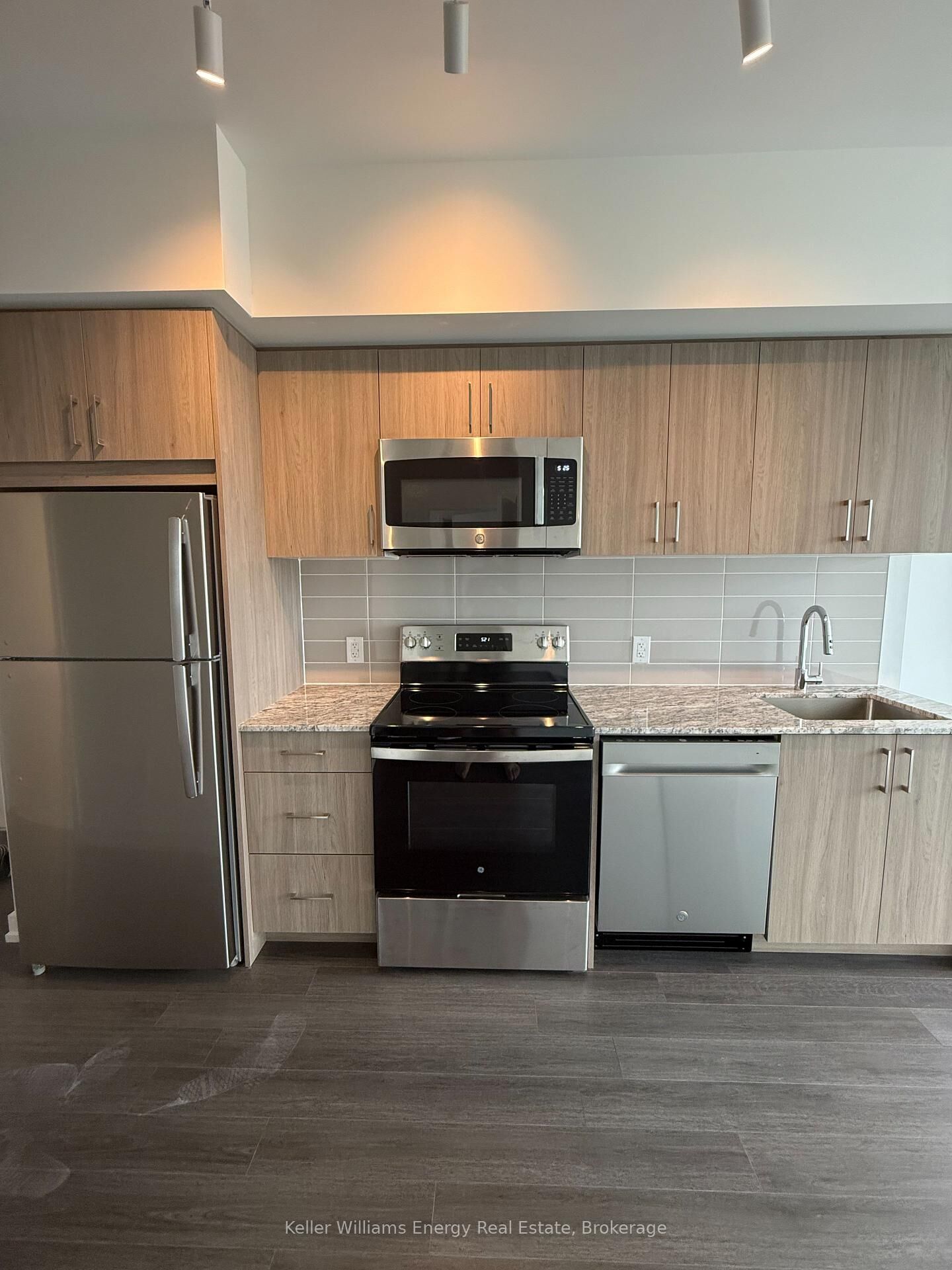 Property Photo:  4010 Eglinton Avenue W 713  ON M9A 4M2 