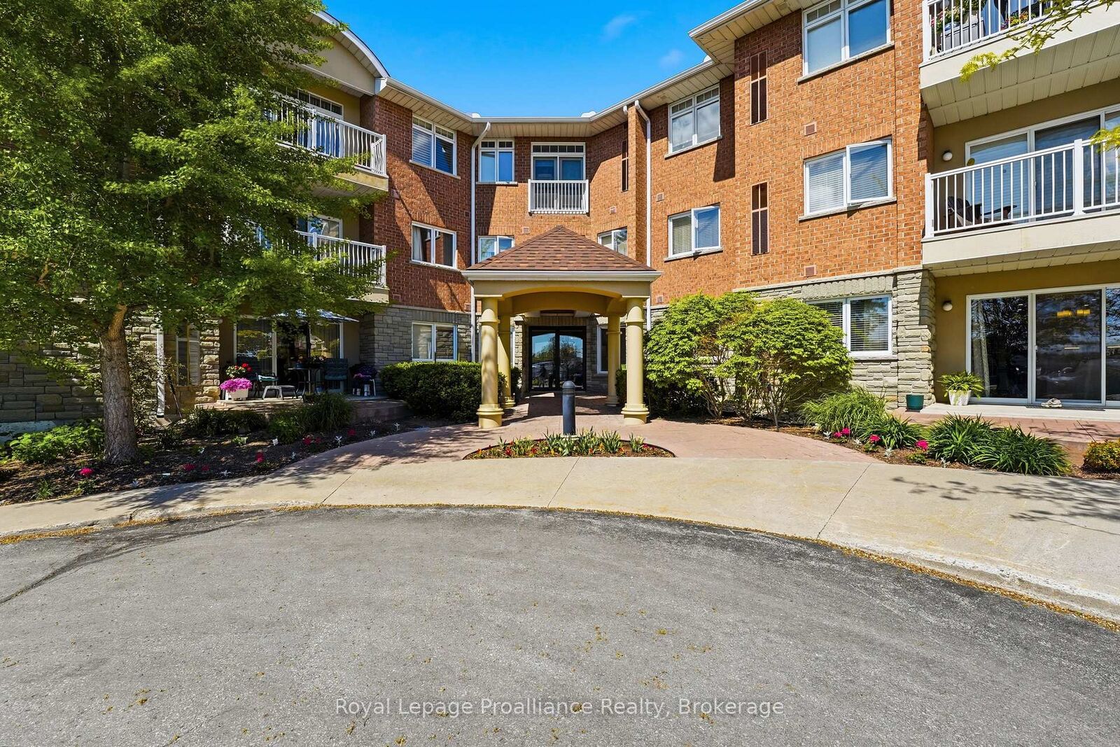 Property Photo:  15 Heartwood Drive 101  ON K8P 5P4 