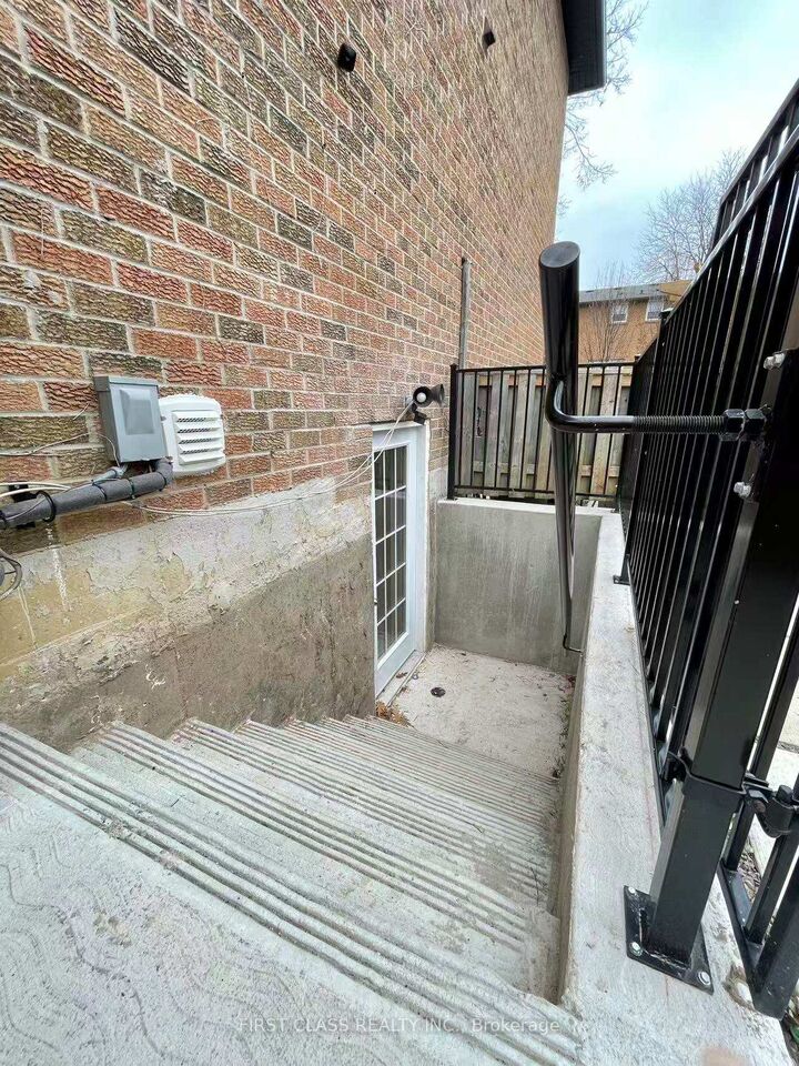 Property Photo:  2100 Dunvegan Avenue Basement  ON L6J 6N5 