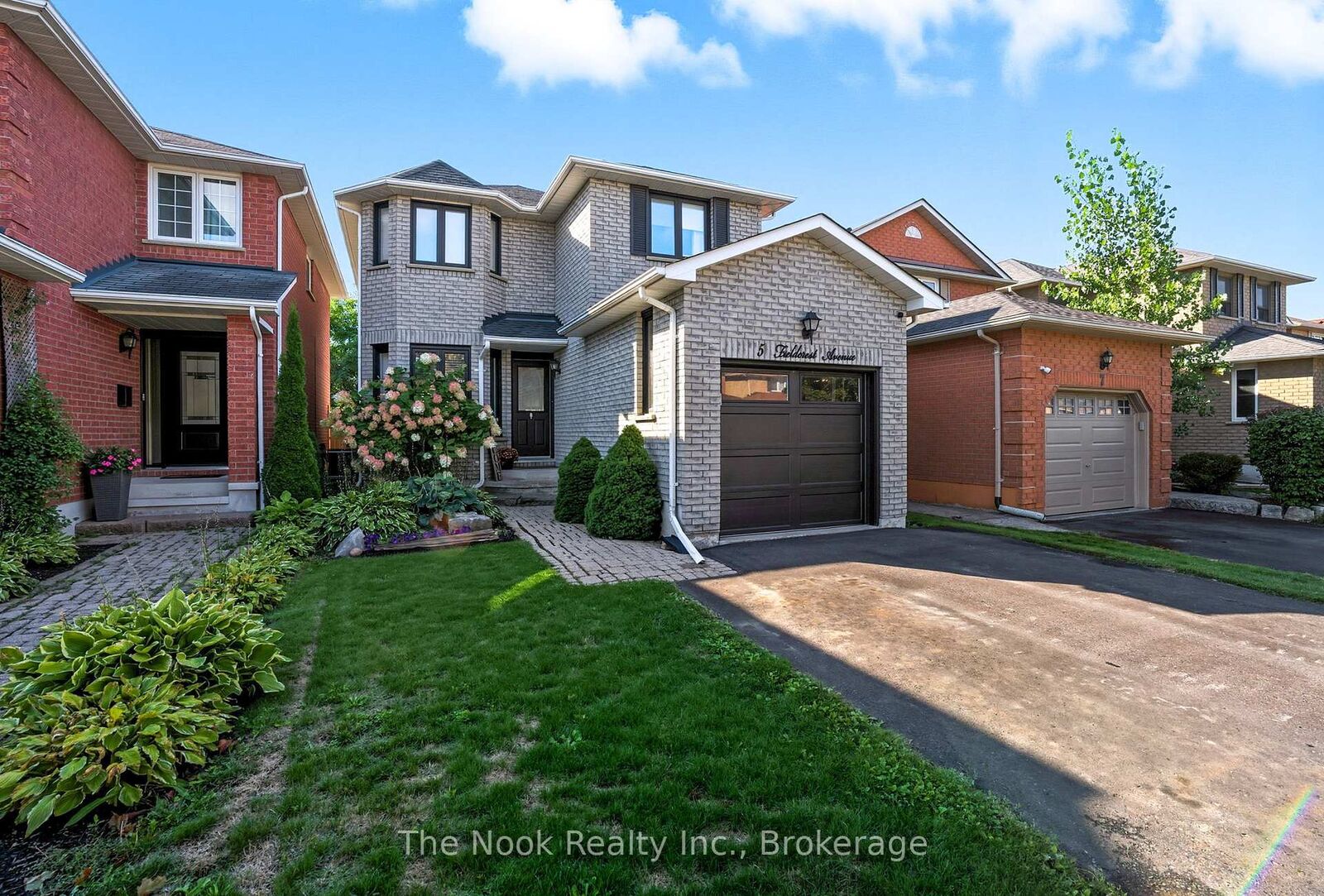 Property Photo: 5 Fieldcrest Avenue ON L1E 2X3